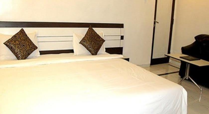 Hotel Sai Kripa Imperial Daman Exteriör bild